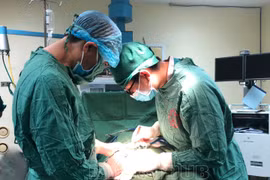 Tay nhiễm khuẩn sưng phù vì tiêm khớp giảm đau