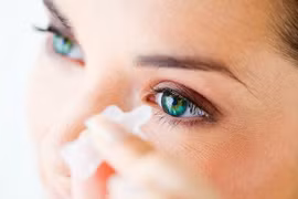 Loạt sai lầm khi dùng thuốc nhỏ mắt gây nguy hiểm, nhiều người mắc phải