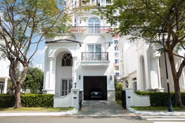 Ngắm biệt thự rộng 800 m2 của MC Thanh Mai