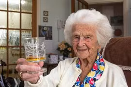 Bí quyết sống thọ cực độc của cụ bà 111 tuổi người Anh