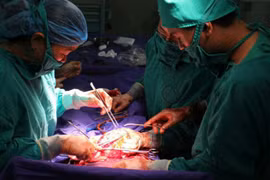 Cứu sống sản phụ nhau cài răng lược ở góc tử cung phức tạp