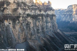 Kiệt tác đường xuyên núi đá có một không hai ở TQ 