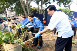 Bí thư Thăng xắn tay áo cùng người dân vớt lục bình 