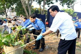 Bí thư Thăng xắn tay áo cùng người dân vớt lục bình 