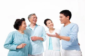 Khỏa thân ăn mừng, tôi sốc khi bị bố vợ tương lai cấm cửa