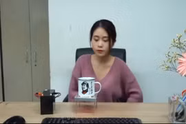 Video: Nữ công sở chế bếp mini mở đại tiệc lẩu đãi đồng nghiệp