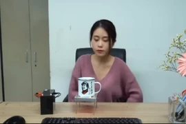 Video: Nữ công sở chế bếp mini mở đại tiệc lẩu đãi đồng nghiệp