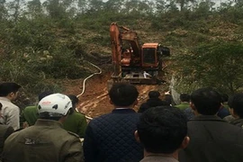 Lạng Sơn: Gầu máy xúc vướng dây điện, 2 người tử vong