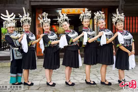 Ngắm trang phục dân tộc độc đáo của người Thủy ở Trung Quốc