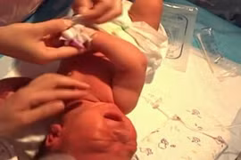 Em bé đầy tháng tuổi cứu cả nhà thoát chết