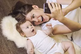 Vì sao bố mẹ không nên đưa ảnh con lên facebook?
