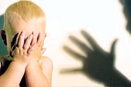 Dọa thả bé 4 tuổi vào máy vặt lông gà: Đình chỉ công tác hiệu trưởng