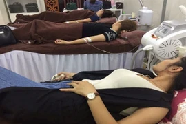 Truyền trắng da: Chi trăm triệu để rước bệnh vào người