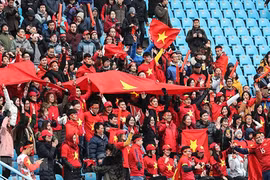 Hàng chục người bị lừa đi tour sang Trung Quốc cổ vũ bóng đá