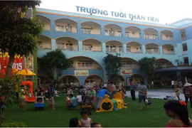 Cô giáo mầm non đâm ghim giấy vào chân trẻ