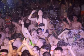 "Mổ xẻ" bữa tiệc bikini Hà Nội gây sốt