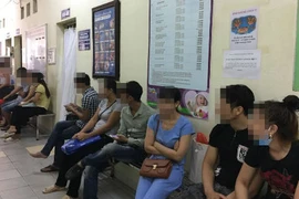 Điều trị vô sinh: sản phụ mang thai, bác sĩ phập phồng