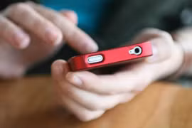 Bố mải chơi điện tử, con rơi từ tầng 3 xuống đất