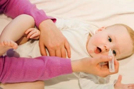 Hại con nếu dùng nước muối sinh lý rửa mũi hàng ngày 