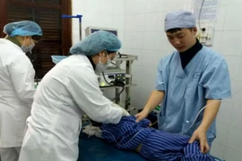 Lạng Sơn: Gắp vòng kim loại trong thực quản bé 4 tuổi