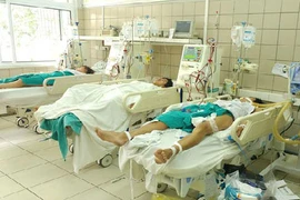 Mua cồn uống thay rượu, một bệnh nhân tử vong