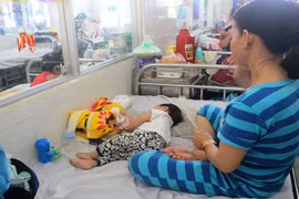 Sốt xuất huyết chưa hạ nhiệt, bệnh chân tay miệng vào mùa 