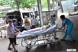 Bị tai nạn giao thông vô cấp cứu nằm chờ người thân tới... đóng tạm ứng