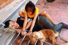 Đôi tình nhân trộm chó bị xích chung với tang vật ở Thanh Hóa