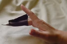 Kinh hoàng thanh niên ở Hà Nội cầm dao chặt đứt ngón tay mình