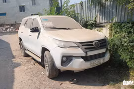 Xe Fortuner tiền tỷ đóng bụi bỏ hoang 2 tháng trong con đường đất ở Sài Gòn