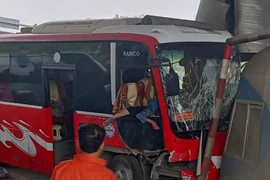 Xe khách lao thẳng vào ca-bin trạm thu phí, tài xế bị gãy chân