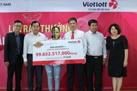 Gia đình 16 người trúng độc đắc Vietlott 100 tỷ đồng ở miền Tây 