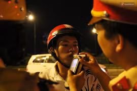 Từ hôm nay đến giữa tháng 8, CSGT TP HCM đóng chốt ở các quán nhậu để xử phạt ma men 