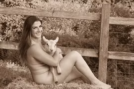 Bộ ảnh lịch khoả thân ngắm mãi không chán của những nữ nông dân