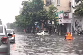 Nhiều tuyến phố Hà Nội chìm trong biển nước sau cơn mưa ban trưa 