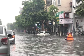 Nhiều tuyến phố Hà Nội chìm trong biển nước sau cơn mưa ban trưa 