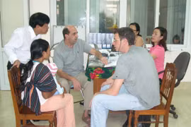 Khám sàng lọc dị tật cơ xương khớp cho trẻ em khuyết tật Lâm Đồng