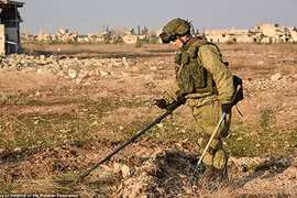 Hiểm nguy rình rập lính Nga dọn bom mìn ở thành phố Aleppo