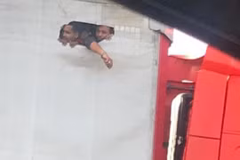 Hình ảnh hiếm hoi về người nhập cư đục lỗ trên thùng xe tải để thở 