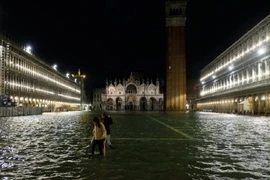 Triều cường đạt đỉnh trong 50 năm, thành phố Venice chìm trong biển nước