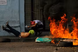 Toàn cảnh đụng độ dữ dội tại biên giới Venezuela-Colombia