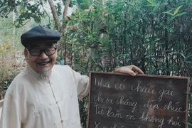 Tết đến bố treo biển: "Chưa chồng, đến chúc Tết làm ơn không hỏi"