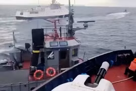 Căng thẳng Biển Azov leo thang, Ukraine sẽ ban bố thiết quân luật?