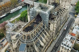 Nhà thờ Đức Bà Paris tan hoang nhìn từ trên cao