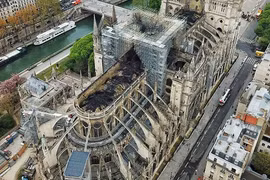 Nhà thờ Đức Bà Paris tan hoang nhìn từ trên cao