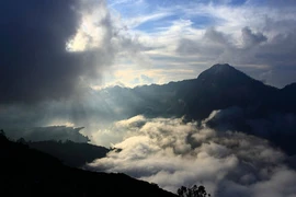 Hai sân bay Indonesia “tê liệt” vì núi lửa phun trào