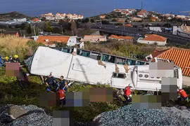 Hiện trường lật xe buýt kinh hoàng, hàng chục du khách thiệt mạng