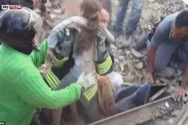 Kỳ tích: Cứu sống bé 10 tuổi trong vụ động đất ở Italy
