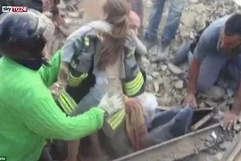 Kỳ tích: Cứu sống bé 10 tuổi trong vụ động đất ở Italy