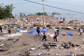 Hãi hùng cảnh tượng sau động đất-sóng thần ở Indonesia, 30 người chết